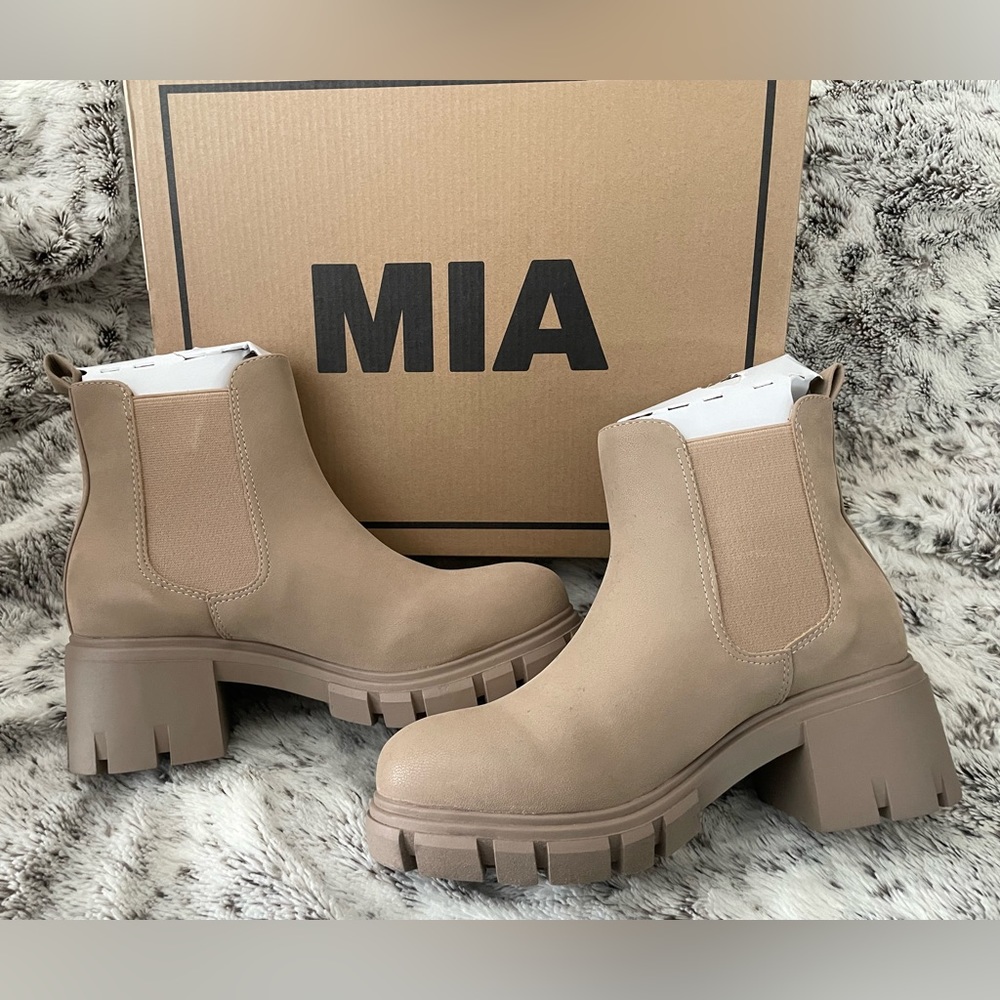 MIA Ivy Lug Boot, size 6.5 **NEW! NEVER WORN**